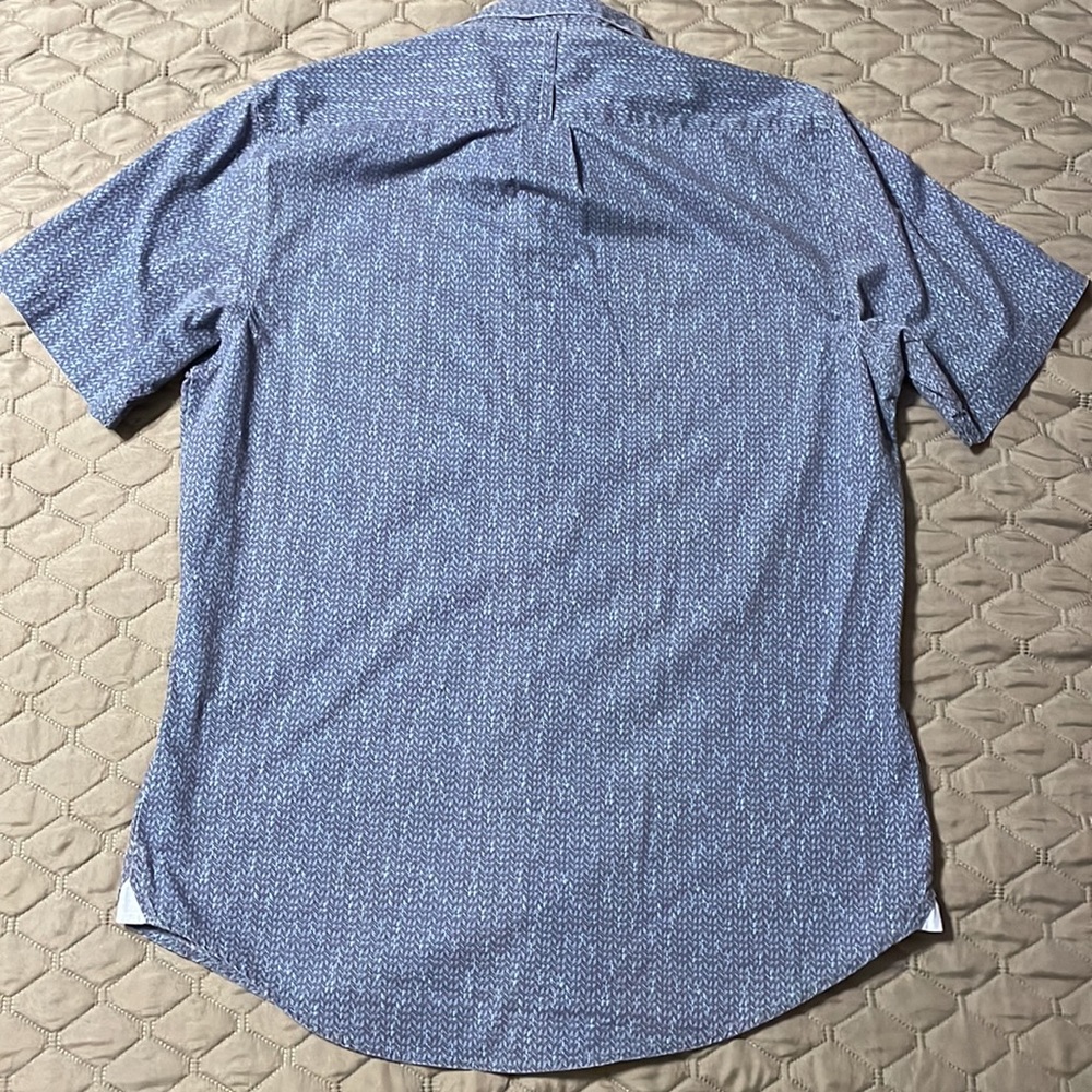 Men’s Van Heusen Classic Fit Short-Sleeved Shirt. Medium. Navy. - Picture 2 of 3